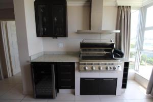 una cocina con estufa y encimera en Boulevard 202, en Margate 16 fotos más