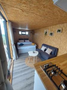 uma cozinha e sala de estar de uma pequena casa em Casita Bella Vida em L'Ampolla