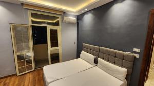 Un pat sau paturi într-o cameră la Azarita luxury apartment - families only
