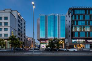 una ciudad con edificios altos y una calle con coches en Merya Hotel - Zahra, en Yeda