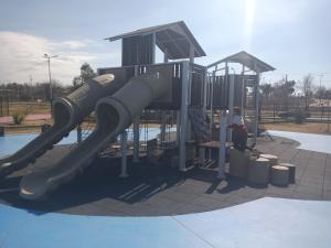 um parque infantil com escorrega num parque em IAUE EL HOGAR, una habitacion cocina,baño, estacionamiento compartido y patio em Luján de Cuyo