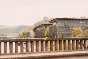 une cour de train avec un bâtiment sur un pont dans l'établissement Le Viotte - Unique ! 3 logements disponibles, à Besançon