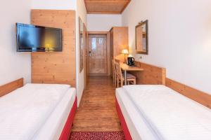 Postel nebo postele na pokoji v ubytování Hotel Eder + 37 fotografií