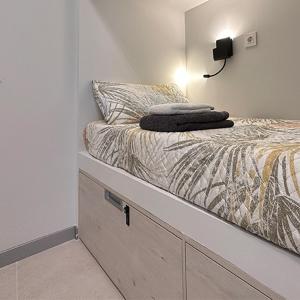 ein Schlafzimmer mit einem Bett mit einem Oberlicht in der Unterkunft HOSTEL ALEA in León