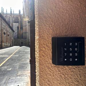 a electrical outlet on the side of a building at HOSTEL ALEA in León