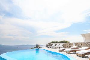 A piscina localizada em Aeri Villas & Apartments ou nos arredores