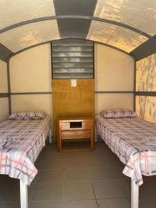 Letto o letti in una camera di Santorini Camping & Hostel