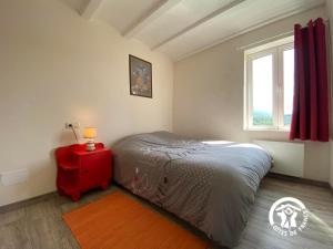 1 dormitorio con cama y ventana en MAS LO BOACH, en Saint-Laurent-de-Cerdans