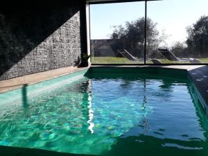 - une piscine avec une grande fenêtre dans une maison dans l'établissement CopacAbadie - Magnifique villa 3 chambres vue mer, à Saint-André