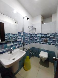 y baño con lavabo y aseo. en HOTEL TARA PALACE, en Puri
