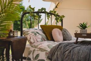 een slaapkamer met een bed en een tafel met planten bij Finchingfield Lavender in Finchingfield