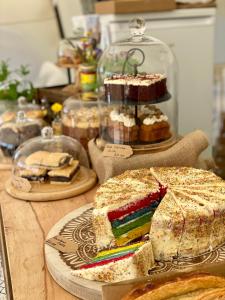 een tafel met een cake en andere desserts erop bij Finchingfield Lavender in Finchingfield