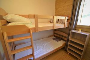 LandryにあるParadiski nouveau, calme et ensoleillé vallandryのキャビン内の二段ベッドが2つある寝室