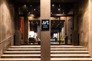 ミラノにあるジャスト ホテル ミラノの柱の看板のあるホテルのロビー