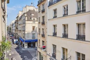 Blick auf eine Stadtstraße mit Gebäuden in der Unterkunft Apartment Ile Saint Louis by Studio prestige in Paris