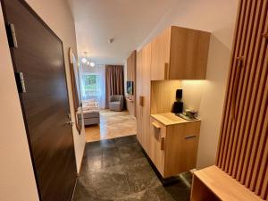 una sala de estar con un pasillo con una puerta a una habitación en Big River Camp Hotel & Spa, en Föllinge
