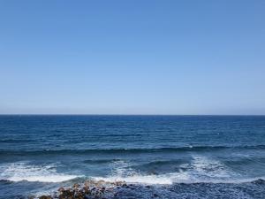 uitzicht op de oceaan vanaf het strand bij LA CASA DEL MAR in Pozo Izquierdo