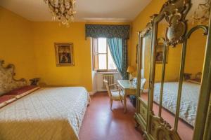 um quarto com 2 camas, uma mesa e uma janela em Suite con Bagno in villa esclusiva - Urbino em Urbino