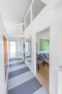 ein Wohnzimmer mit einem Bett und einer Treppe in der Unterkunft Villa Wikkelä in Ranua