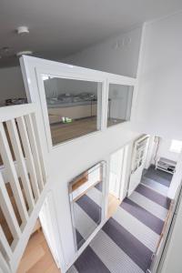 eine Treppe in einem Haus mit weißen Wänden und Böden in der Unterkunft Villa Wikkelä in Ranua