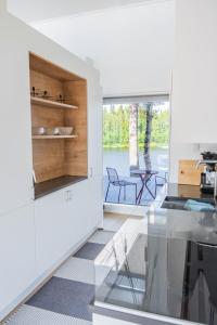 Kuchyň nebo kuchyňský kout v ubytování Villa Wikkelä