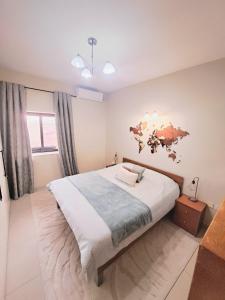 ein Schlafzimmer mit einem großen Bett und einem Fenster in der Unterkunft Bird of Paradise in Mosta