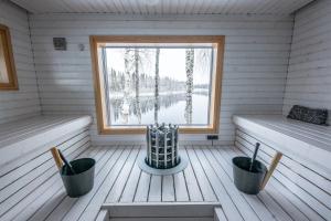 eine Sauna mit zwei Bänken und einem Fenster in der Unterkunft Villa Wikkelä in Ranua