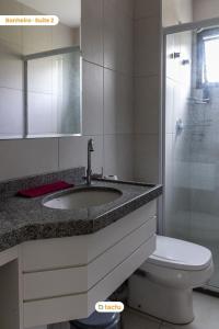 uma casa de banho com um lavatório, um WC e um chuveiro em Térreo completo e gigante VG Sun Cumbuco por Tactu em Cumbuco