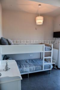 um quarto com um berço branco e um sofá em Sunlight Residence em Kalo Chorio