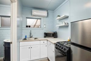 Η κουζίνα ή μικρή κουζίνα στο Cottages at Rockaway Beach Suite #3