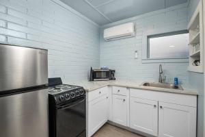 Η κουζίνα ή μικρή κουζίνα στο Cottages at Rockaway Beach Suite #4