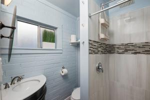 Ένα μπάνιο στο Cottages at Rockaway Beach Suite #4 +18 φωτογραφίες