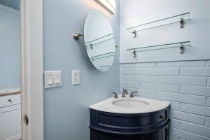 Ένα μπάνιο στο Cottages at Rockaway Beach Suite #2 +21 φωτογραφίες