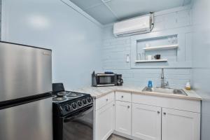 Η κουζίνα ή μικρή κουζίνα στο Cottages at Rockaway Beach Suite #2