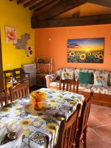 a living room with a table and a couch at Casa Country House Girasole vakantie huis-WAKACJE HUIS in Asciano