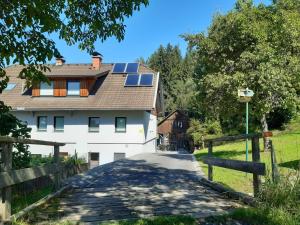 ein Haus mit Sonnenkollektoren auf dem Dach in der Unterkunft Appartement Fromme Helene in Millstatt