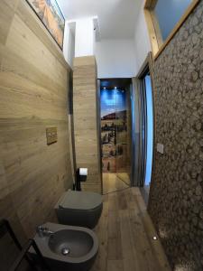 La salle de bains est pourvue de toilettes et d'un lavabo. dans l'établissement Michele Guest House, à Pise
