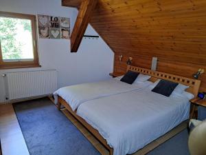 1 Schlafzimmer mit 2 Betten und Holzdecke in der Unterkunft Appartement Fromme Helene in Millstatt