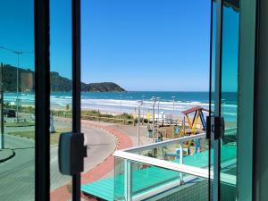 - Vistas a la playa desde un edificio en Mariscal, en Bombinhas