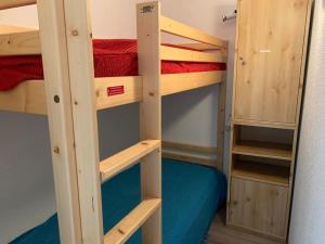 a bunk bed room with two bunk beds at Paradiski ski au pied vallandry in Landry