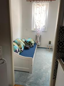um pequeno quarto com uma cama num quarto em Penzion U Radnice em Doksy