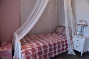 sypialnia z łóżkiem z baldachimem w obiekcie Sunlight Residence w mieście Kalo Chorio