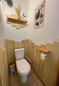 La salle de bains est pourvue de toilettes blanches dans une cabine en bois. dans l'établissement Haut Doubs Belvédère, à Les Hôpitaux-Neufs