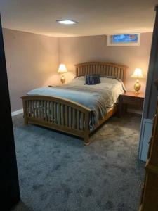 - une chambre avec un grand lit et 2 tables de nuit dans l'établissement Quiet home three bedroom home in peaceful neighborhood, à Saginaw