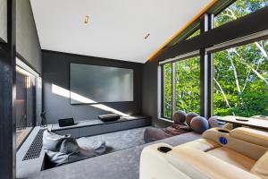 uma sala de estar com um sofá e uma televisão de ecrã plano em Meikeikyo Hanazono em Kutchan