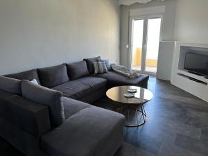Ruang duduk di Panoramic Port Penthouse