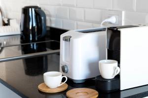 a coffee maker and two cups on a counter at Studio con amenities en Palermo - Recoleta in Buenos Aires