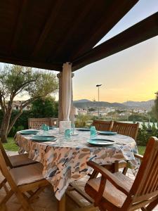 Una mesa y sillas en un patio con vista. en Villa Luca, en Budoni