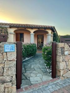 ein Haus mit einem Tor davor in der Unterkunft Villa Luca in Budoni