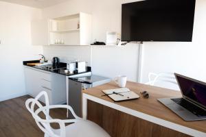 a kitchen with a desk with a laptop on it at Studio con amenities en Palermo - Recoleta in Buenos Aires